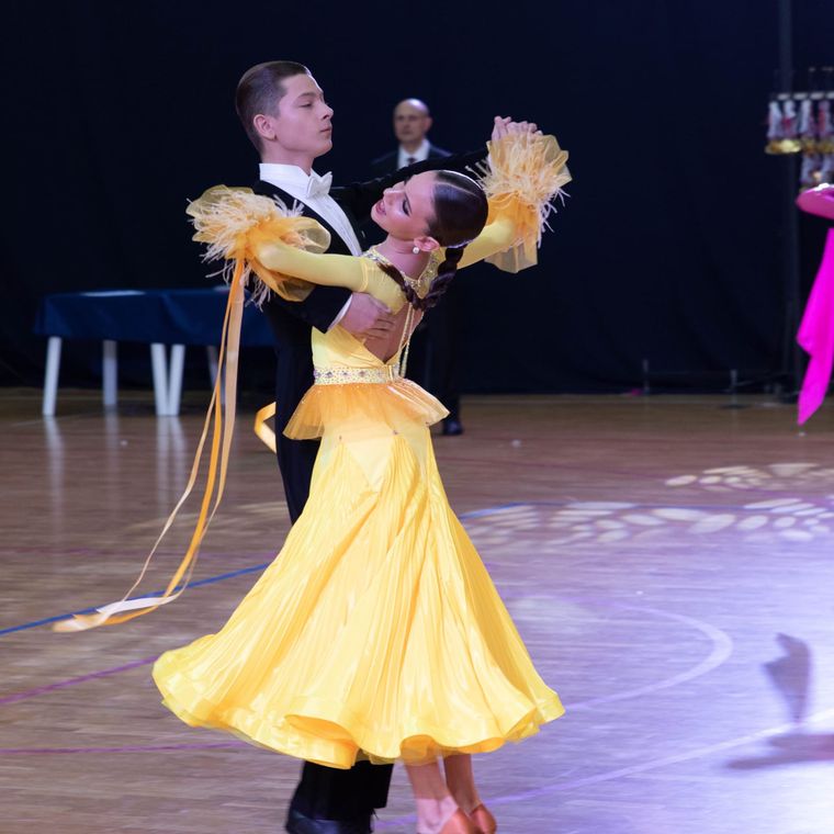 Европейская программа, жёлтое платье