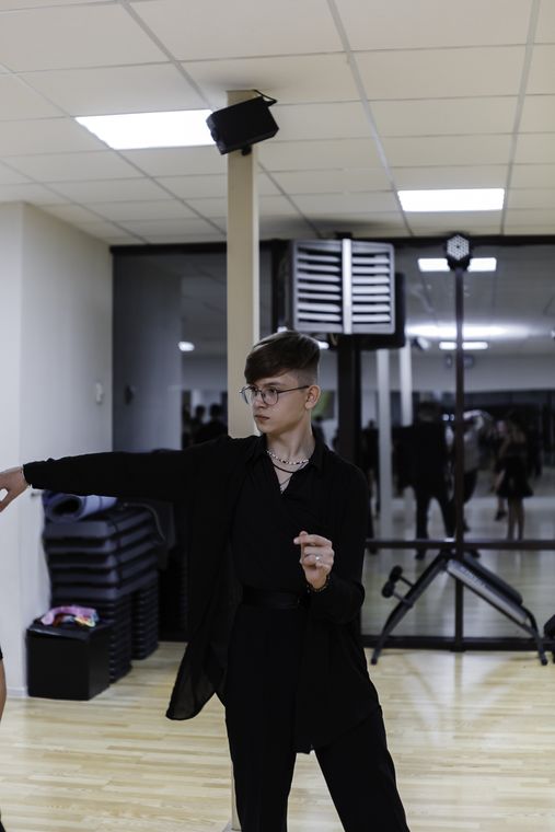 Танцор в зале